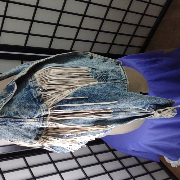 Vintage jean jacket with leather Fringe 💕 - Picture 4 of 10